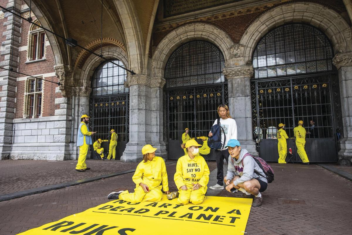Extinction Rebellion üyesi iklim aktivistleri, ING Bank sponsorluğunu protesto etmek için Rijksmuseum’a girişi engelledi.
EXTINCTION REBELLION: © ANP/ALAMY STOCK PHOTO