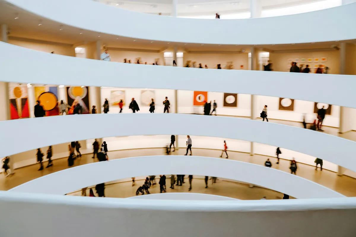 Solomon R. Guggenheim Müzesi her yıl daha az sergiye ev sahipliği yapıyor. Bunun büyük bir nedeni, müzenin ziyaretçi paterninin New York'un en yoğun turistik zamanlarıyla paralel olması.  

Taylor Heery/Unsplash