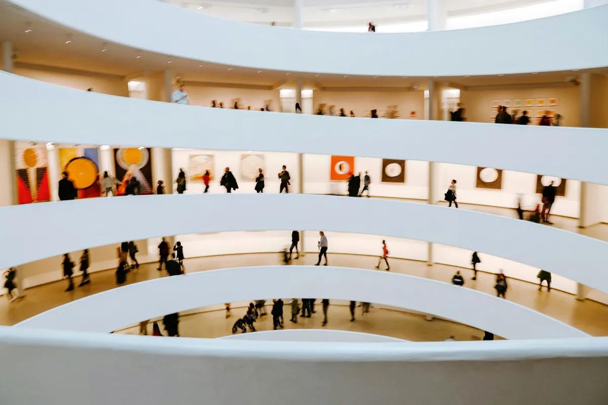 Solomon R. Guggenheim Müzesi her yıl daha az sergiye ev sahipliği yapıyor. Bunun büyük bir nedeni, müzenin ziyaretçi paterninin New York'un en yoğun turistik zamanlarıyla paralel olması.  
Taylor Heery/Unsplash