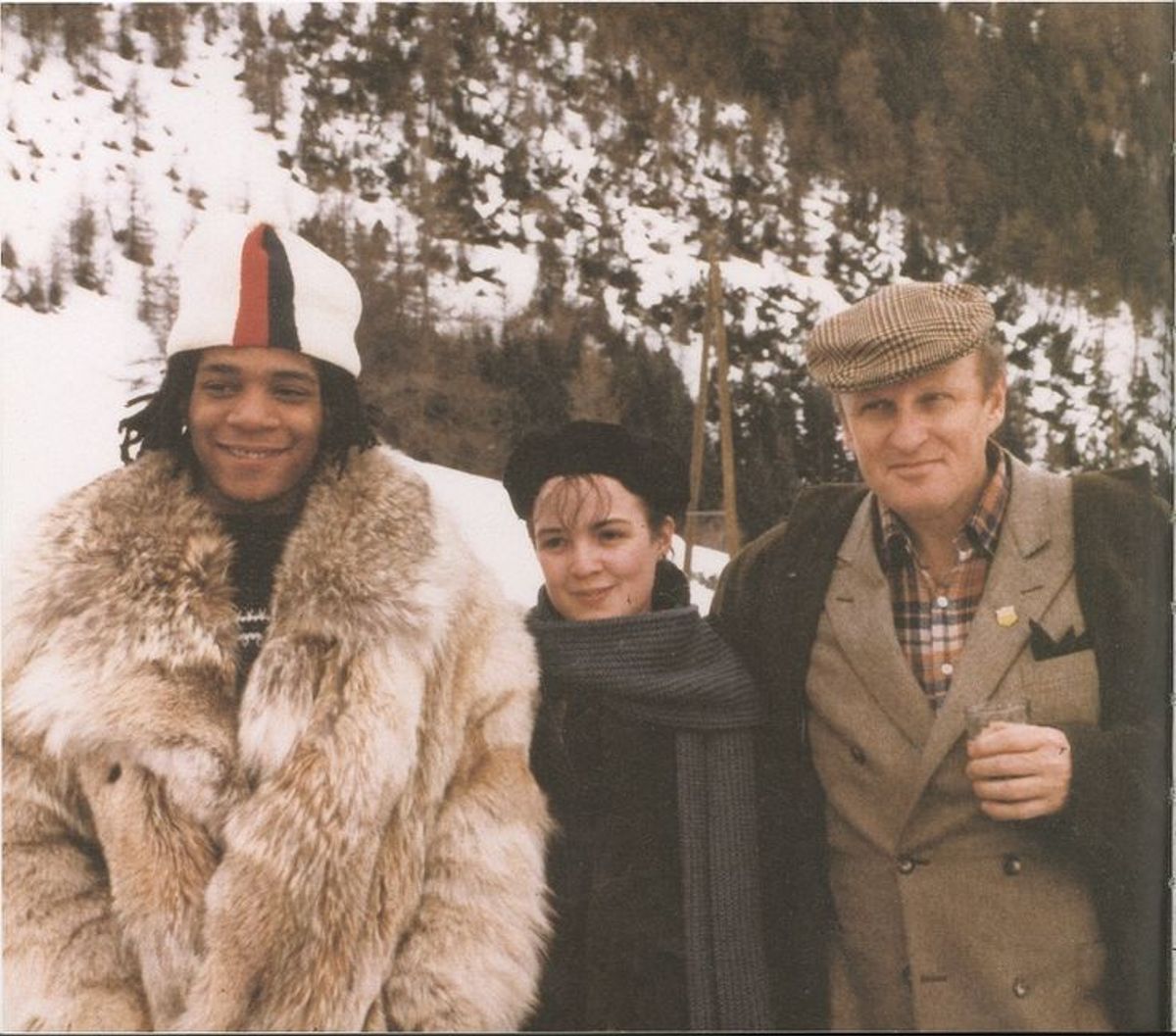 Jean-Michel Basquiat, Brook Bartlett ve Bruno Bischofberger, Cresta Klubhaus, St Moritz, 30 Ocak 1983.
Fotoğraf: Christina Bischofberger© Galerie Bruno Bischofberger, Männedorf-Zürih, İsviçre