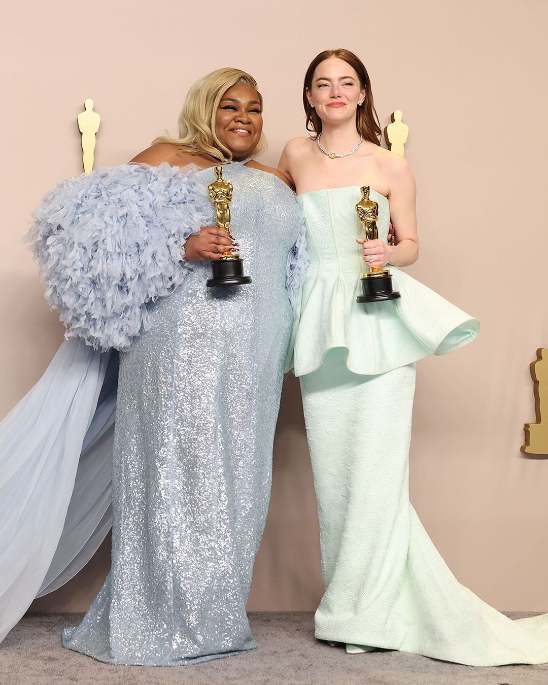 En İyi Kadın Oyuncu Ödülü'nü kazanan Emma Stone (sağ) ve En İyi Yardımcı Kadın Ödülü'nü Kazanan Da'Vine Joy Randolph (sol).  

Fotoğraf: Louis Vuitton'un Instagram hesabı. 

