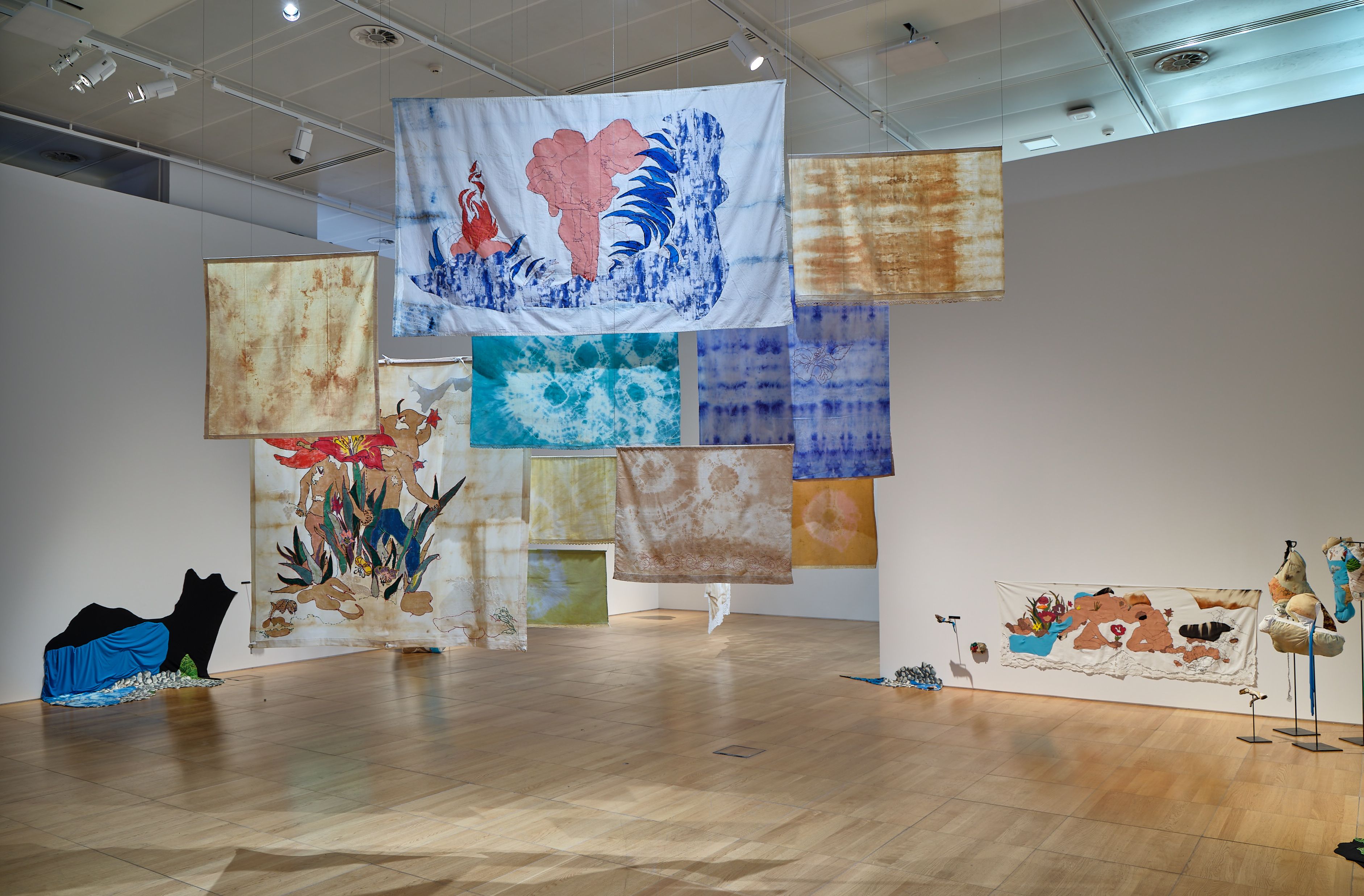 In Real Time sergisi farklı performans, müdahaleler ve hatta izleyicilerin katılımıyla dingin bir yaşamı anımsatan bir atmosfere dönüşüyor.

“EMANET ZEMİN” PERFORMANSI: ©️ GÖZDE İLKİN, IN REAL TIME, NYUAD ART GALLERY, 2022, FOTOĞRAF: JOHN VARGHESE