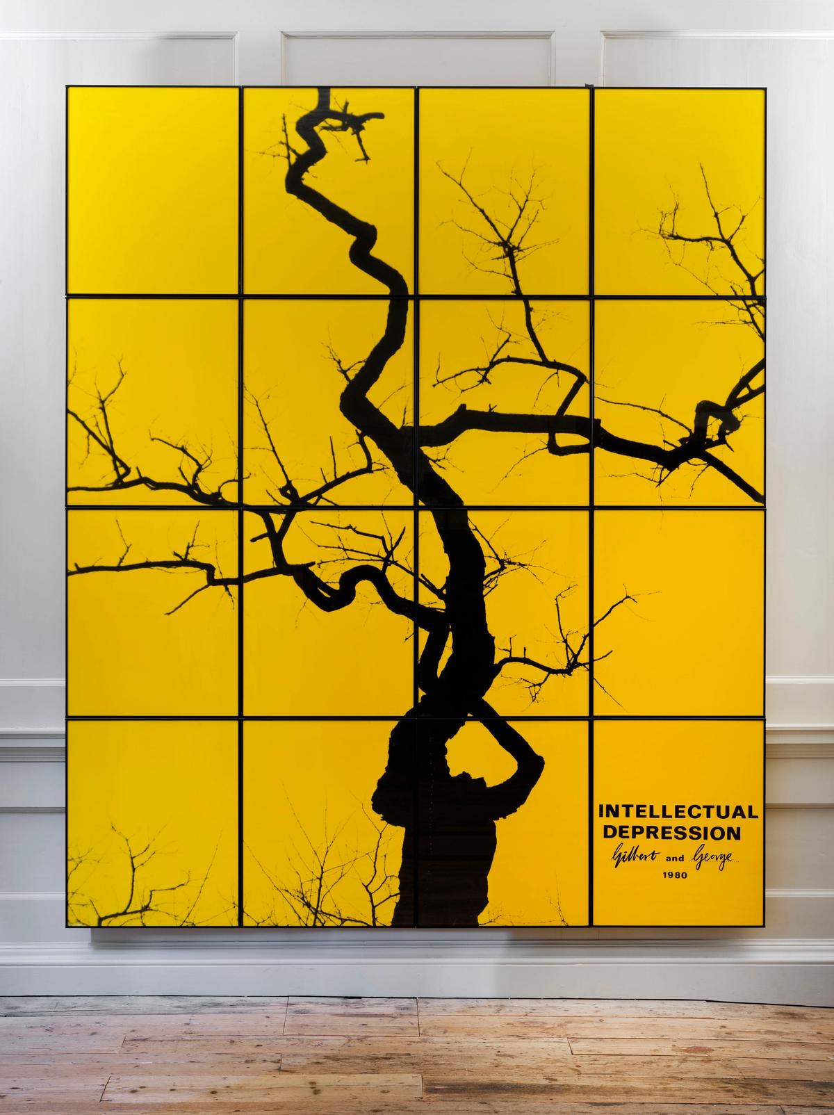 Gilbert & George, Entelektüel Depresyon, 1980
Karışık teknik, 242 x 202 cm © Gilbert & George
Enstalasyon görseli, Fake Barn Country, Raven Row, 2025