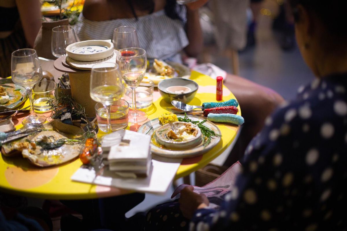 Çalışmalarında gıdanın kültürel, sosyopolitik ve ekolojik yönlerini araştıran Inês Neto Dos Santos’un Tender Touches (Hassas Dokunuşlar, 2019) adlı sergisi bir sanat kafesi olarak tasarlanıyor.
Tender Touches performansında katılımcılar, AMP Galeri, Londra, 2019.