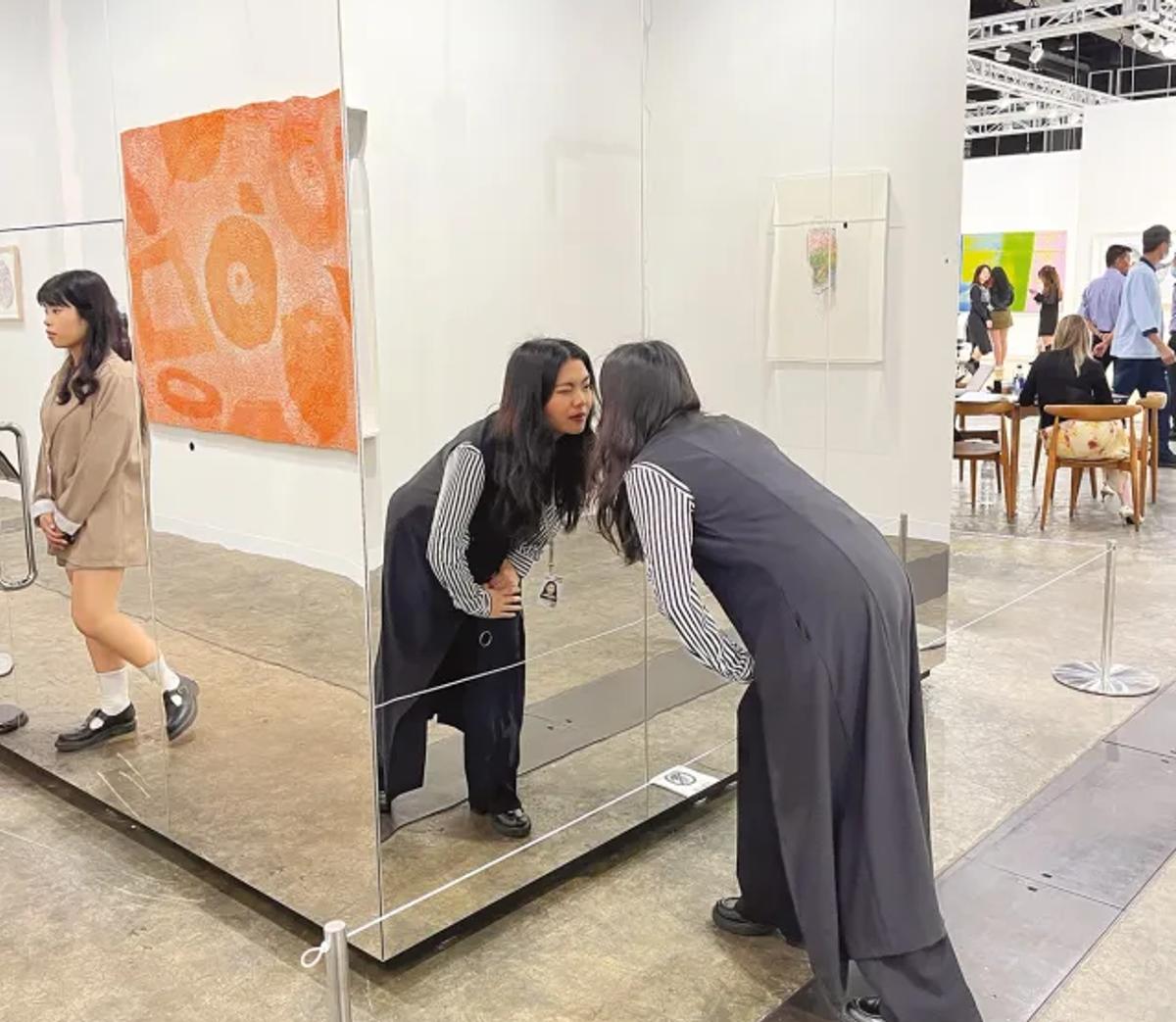 Londra'daki Victoria Miro galerisi, aralarında Sonsuzluk Aynalı Oda (Kalbimdeki Işıkların Gittiği Yer, 2016) da bulunan üç Yayoi Kusama eserini toplam 11 milyon Filipin pezosuna sattı.
Fotoğraf: The Art Newspaper; sanatçının, Ota Fine Arts ve Victoria Miro'nun izniyle; © Yayoi Kusama