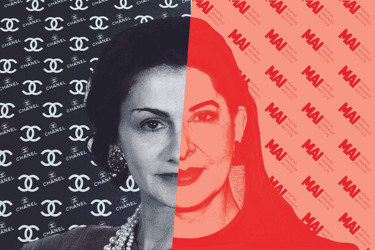 Chanelović, isteyen var mı? Moda tasarımcısı Chanel ve performans sanatçısı Marina Abramović’in bu ay Londra’da büyük sergileri açılıyor. Bu imkânsız birliktelik için ortak bir pazarlama kampanyası yürütülmesi Barbenheimer’ın başarısını tekrarlayabilir mi?
CHANELOVIĆ: İLLÜSTRASYON: © KATHERINE HARDY