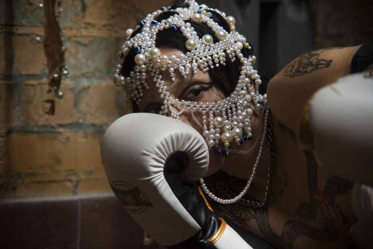 Fire, everywhere (Alev alev, her yer), performans, 2023. Boksu/yumruk atmayı sembolik bir eylem olarak ele alan sanatçı şiddet ve dayanıklılık arasındaki sınırları sorgular.
FIRE, EVERYWHERE: © LEMAN SEVDA DARICIOĞLU, PERFORMİSTANBUL, FOTOĞRAF: © JUAN SAEZ