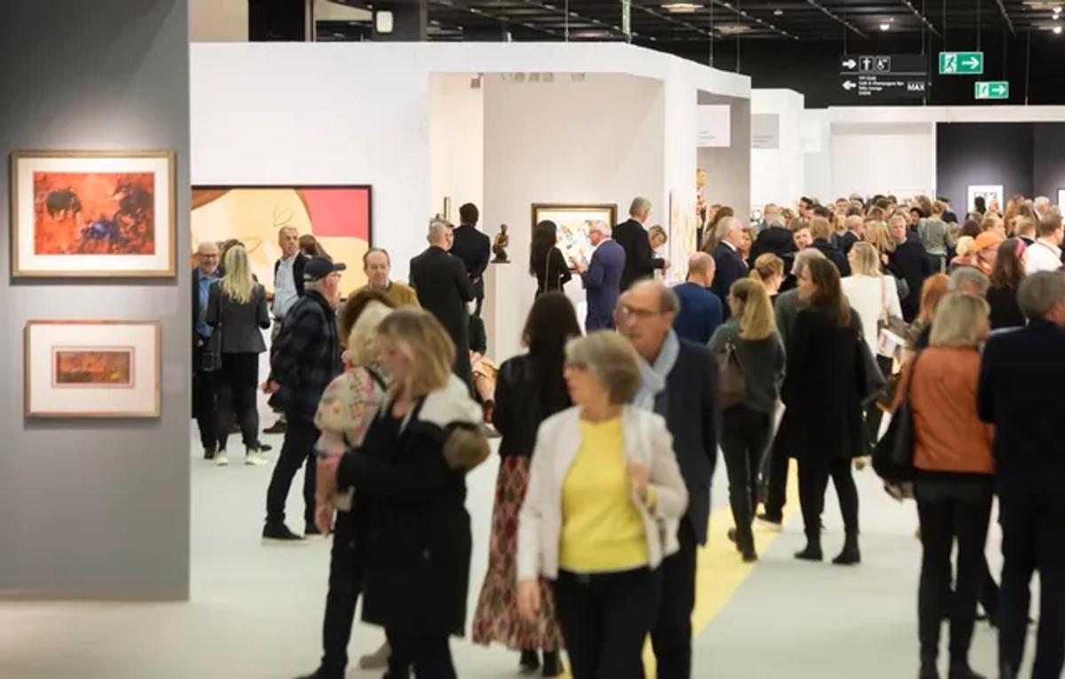 Art Cologne 2023. Bu yılki fuarın katılımcı sayısı daha az olsa bile, genç galerilerin yer aldığı Neurmarkt bölümü yüksek taleple genişledi.
Fotoğraf: © Koelnmesse GmbH, Thomas Klerx