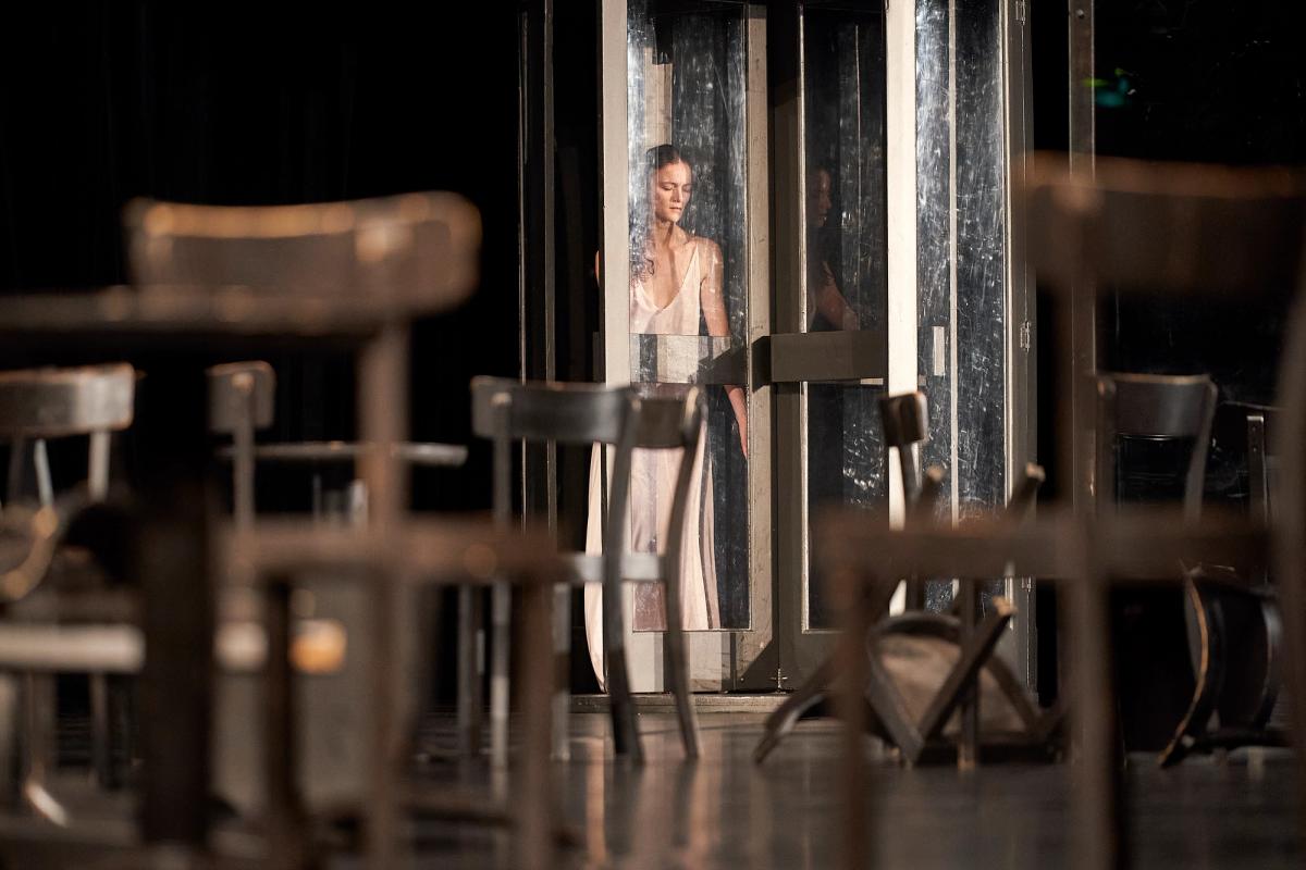 1978’deki prömiyerinde Bausch’un da rol aldığı CaféMüller’in yeni yapımı, bir döner kapıyla başlıyor.Döner kapının sonsuz, dairesel devinimi oyun boyunca karakterlerde yankılanıyor.
DÖNER KAPI: © UWESTRATMANN