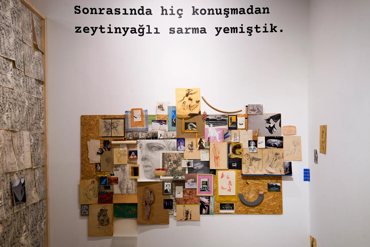 Sevil Tunaboylu, "arşivsel otoportre" özelliği taşıyan işinde izleyiciyle kendi hikayesini paylaşıyor.