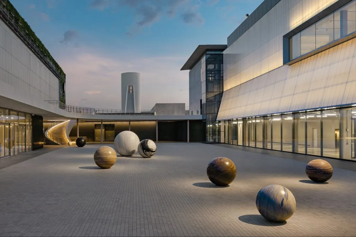 Dib Bangkok’un giriş avlusu, sanatçı Alicja Kwade’nin taş kürelerden oluşan açık hava yerleştirmesine ev sahipliği yapıyor.
Fotoğraf: W. Works, Dib Bangkok izniyle