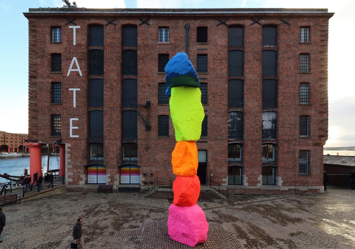 Ugo Rondinone, “Liverpool Mountain” (Liverpool Dağı, 2018). Tate Liverpool Müzesi, hâlâ “kültürlü sınıflar”a özgü olduğu düşünülen müzenin kapısından içeri dahi girmeye cesaret edemeyecek göçmen ve mültecileri müzeye getirmeye yarayan uygulamalara imza atıyor.
WIKIMEDIA COMMONS