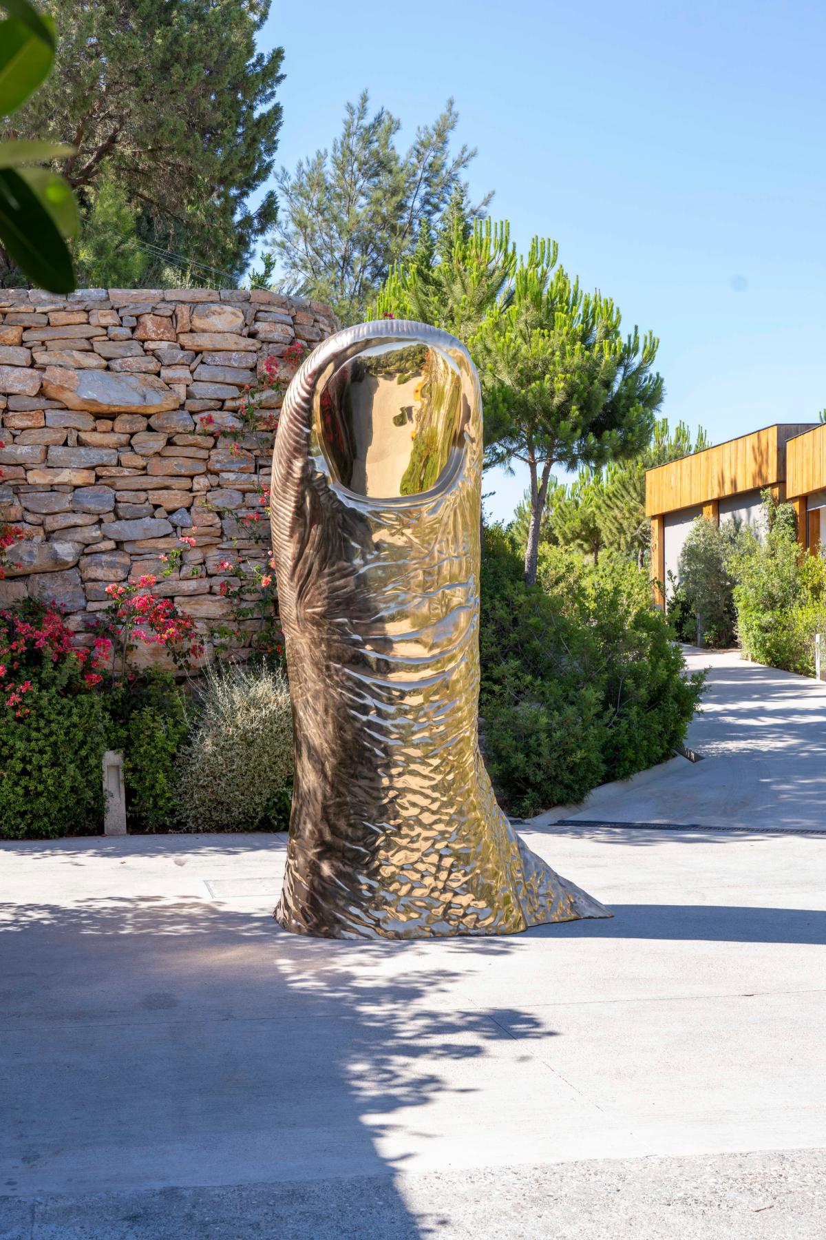 César, Pouce, 1965/1988, 8 edisyondan 3/8 + 4 sanatçı kopyası, cilalı bronz, vernikli Fondeur Bocquel dökümü, 350 x 200 x 142 cm.