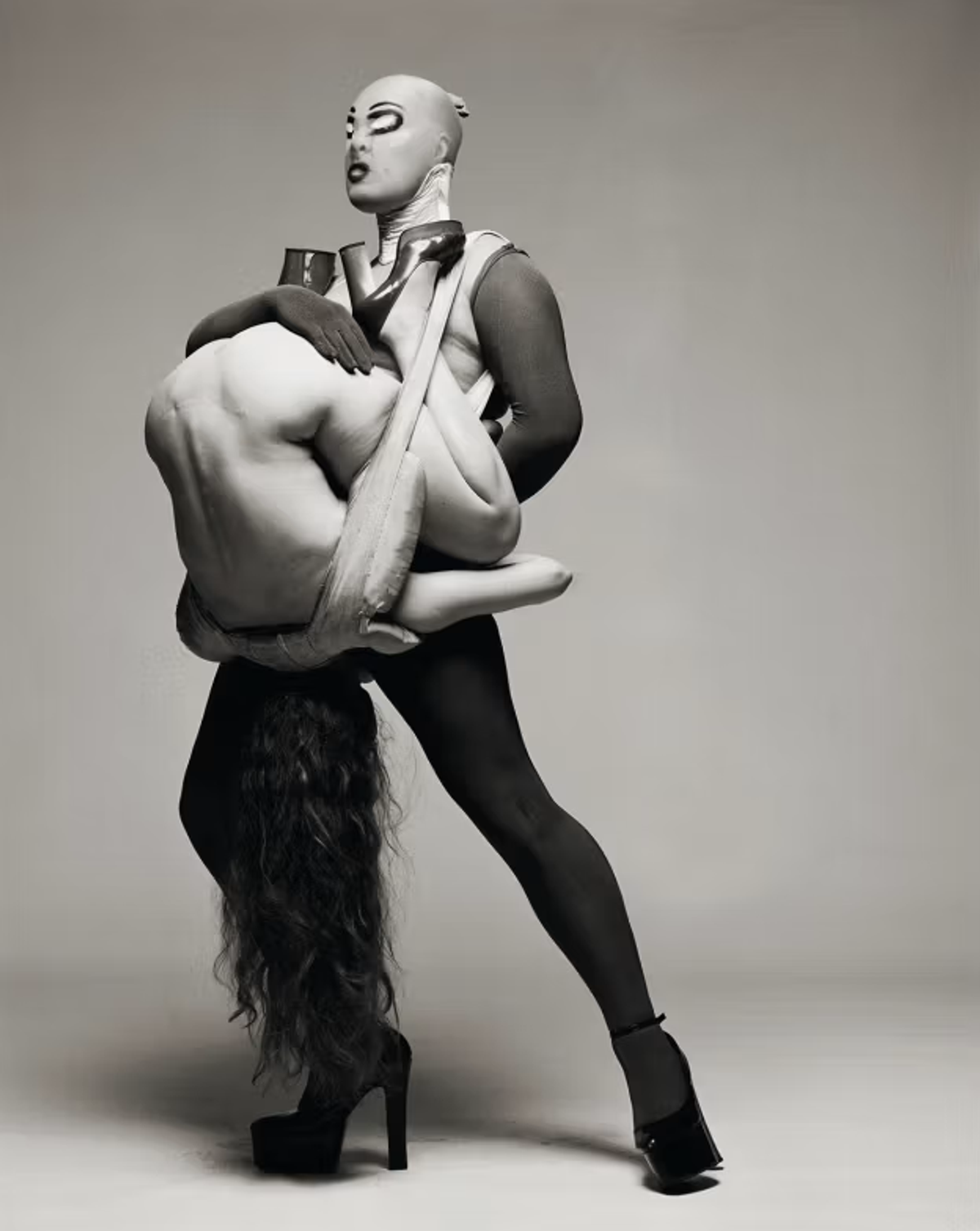 Sanatçının, fotoğrafçı Fergus Greer’le birlikte yarattığı “görünüş” serisinden “Leigh Bowery, Session 7, Look 37”daki (Leigh Bowery, Oturum 7, Görünüş 37, 1994) çarpıcı Bowery görüntüsü.