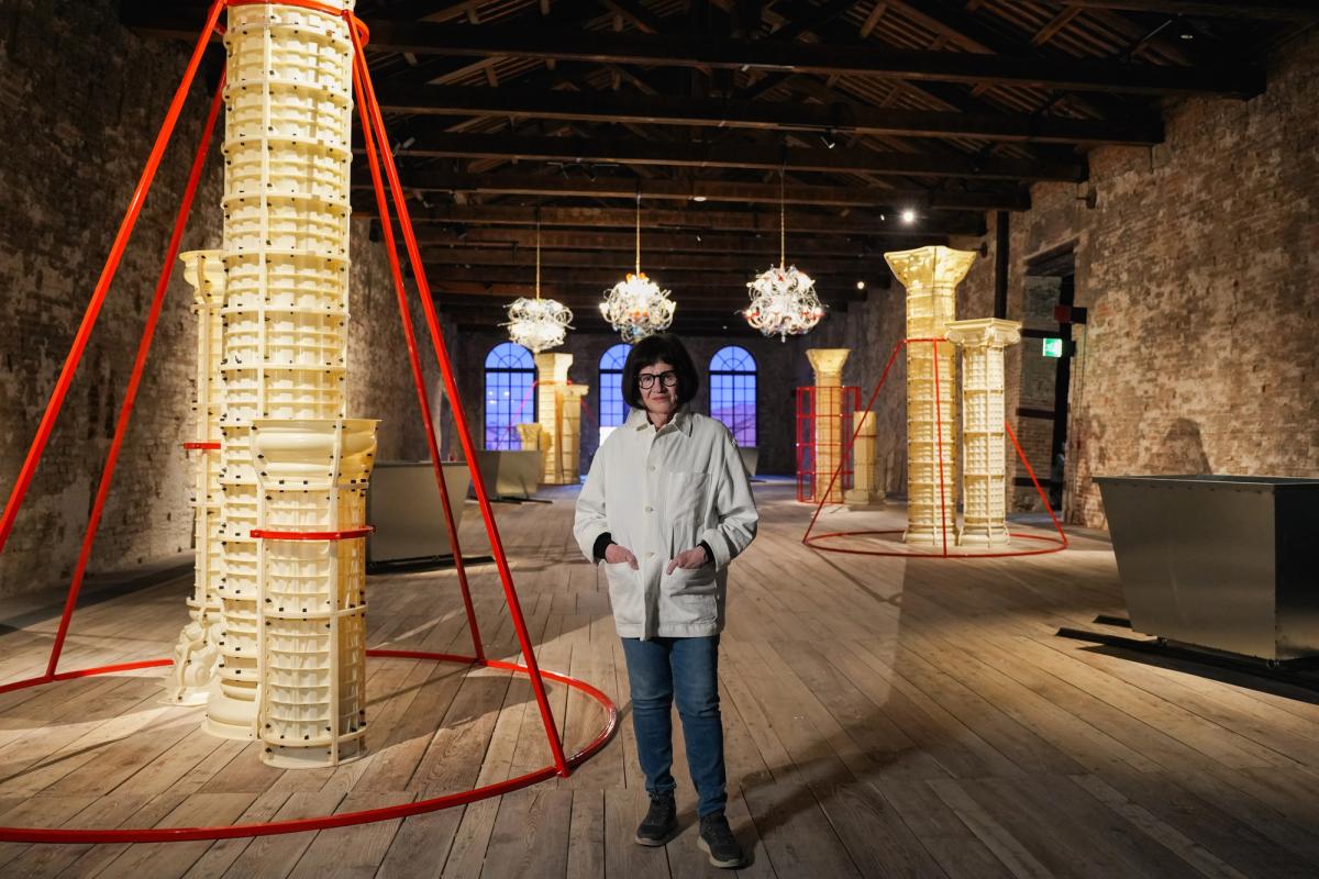 60. Venedik Bienali’nin Türkiye Pavyonu’nda “Oyuk ve Kırık Dökük: Bir Dünya Hâli” enstalasyonuyla yer alan Gülsün Karamustafa, “Ben bir projeye başladığım zaman galiba gerçekten imkânsızı isteyerek başlıyorum,” diyor.
GÜLSÜN KARAMUSTAFA PORTRE: © FATİH YILMAZ, İKSV, 2024