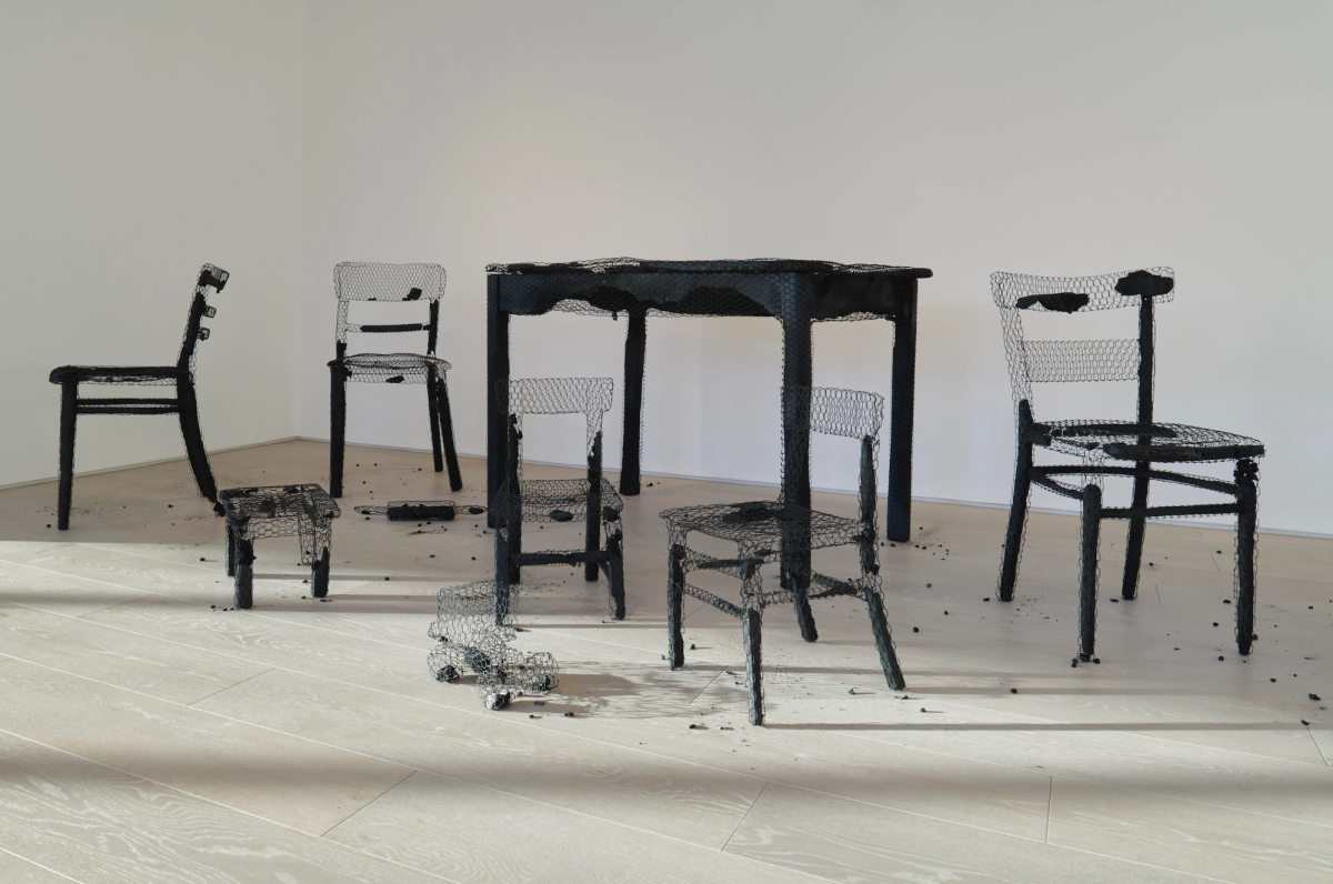 Encounters: Giacometti x Mona Hatoum, kurulum görünümü, Level 2 Gallery © Jo Underhill, Barbican Art Gallery, Mona Hatoum, Günün Kalıntıları (Remains of the Day), 2016–2018