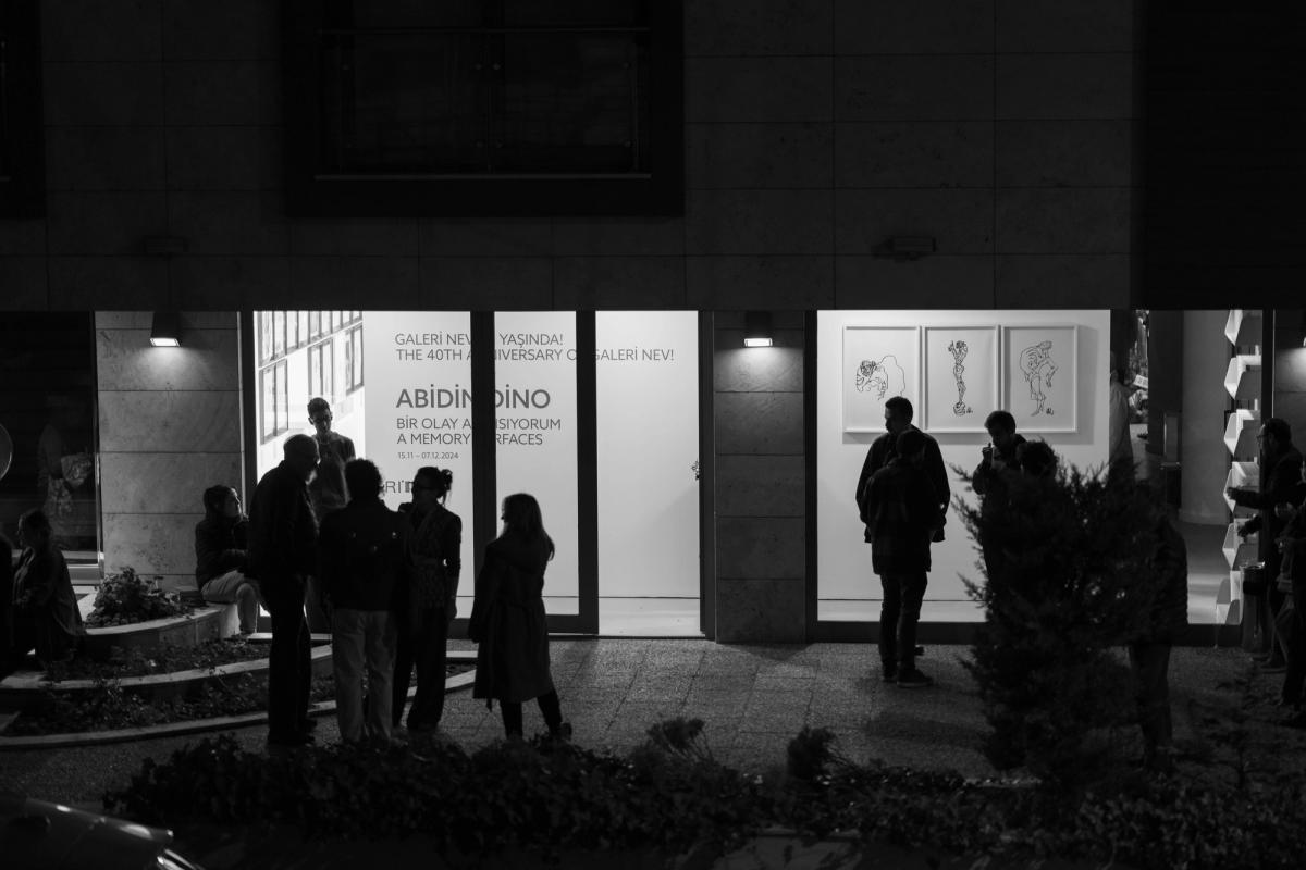 1984’te Ankara’da kurulan Galeri Nev, 2024’ün son aylarını 40. yıl kutlamalarına ayırdı. Bir Olay Anımsıyorum adlı sergi adını Abidin Dino’nun Nev’in açılışı için kaleme aldığı metinden aldı.
BİR OLAY ANIMSIYORUM: © GALERİ NEV, 2024