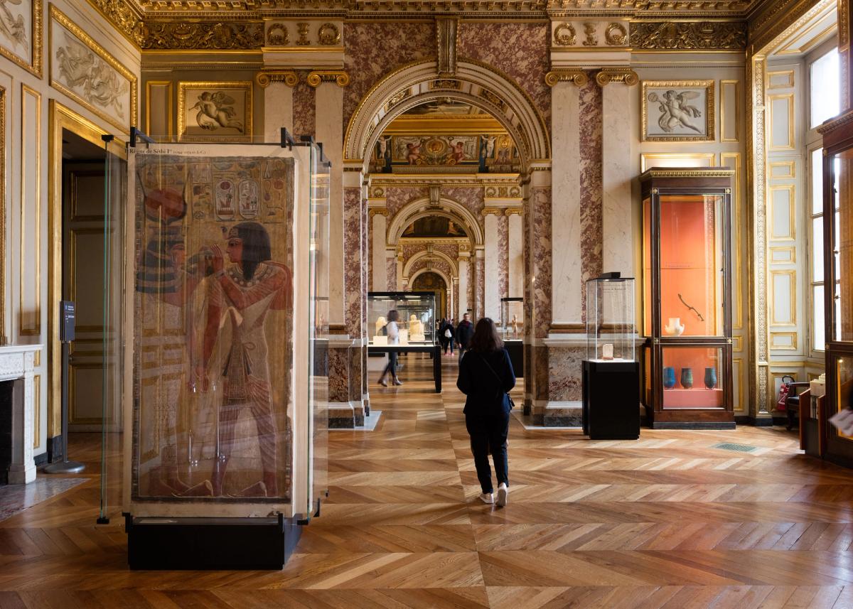 Louvre Müzesi’nde sergilenen Mısır antikaları, Napoléon’un fetihleriyle yerlerinden edilerek Fransa’ya götürüldü.
MUMYA TABUTU VE LOUVRE MÜZESİ: © MUSÉE DU LOUVRE