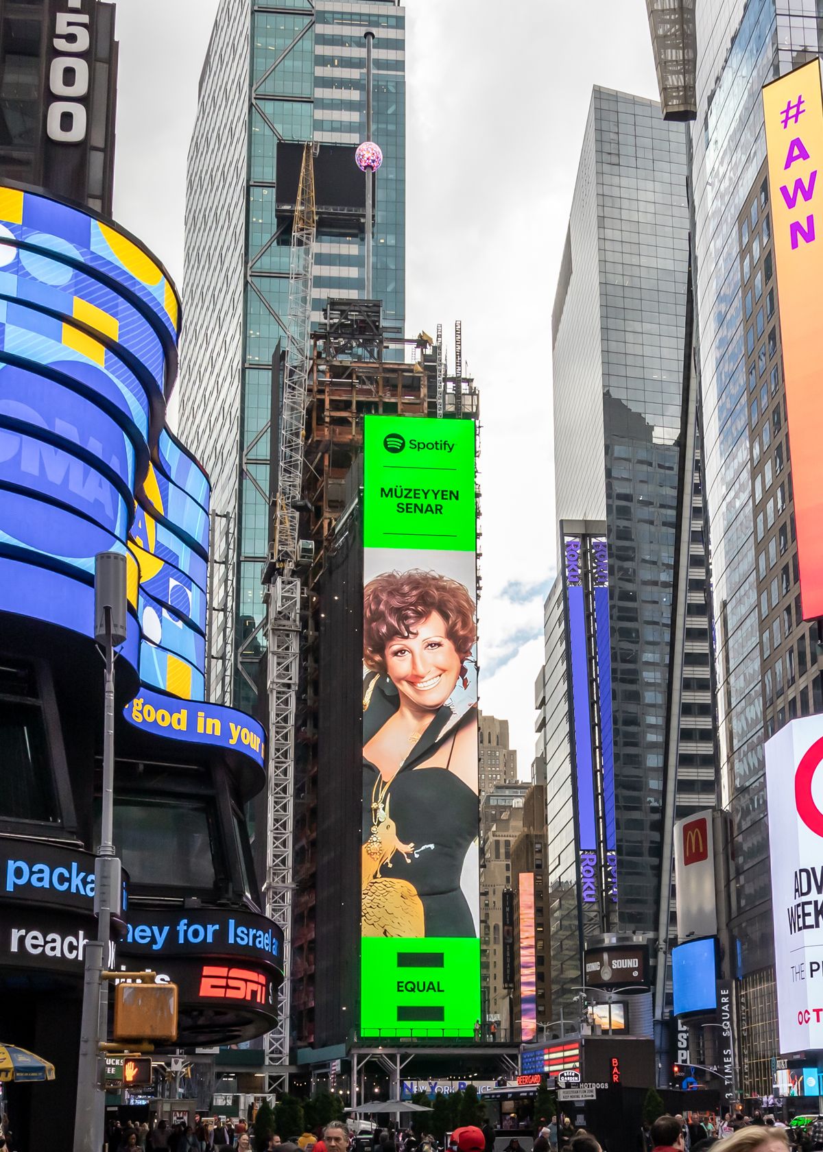 Müzeyyen Senar, New York Times Square'de.
Fotoğraf: Spotify