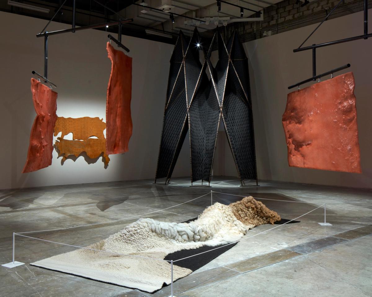 Serginin girişindeki dönenceler, Bedevi kültüründen esinlenen çadır ve dokuma enstalasyonlar birleşerek geniş mekânı tektonik levhaların bugün bildiğimiz kıtalara dönüştüğü günlerden kabilelere, bölgedeki insanlık tarihine adeta girizgâh yapılan bir alana dönüştürüyor.
 © EDMUND SUMNER, QATAR MUSEUMS, DESIGN DOHA, 2024