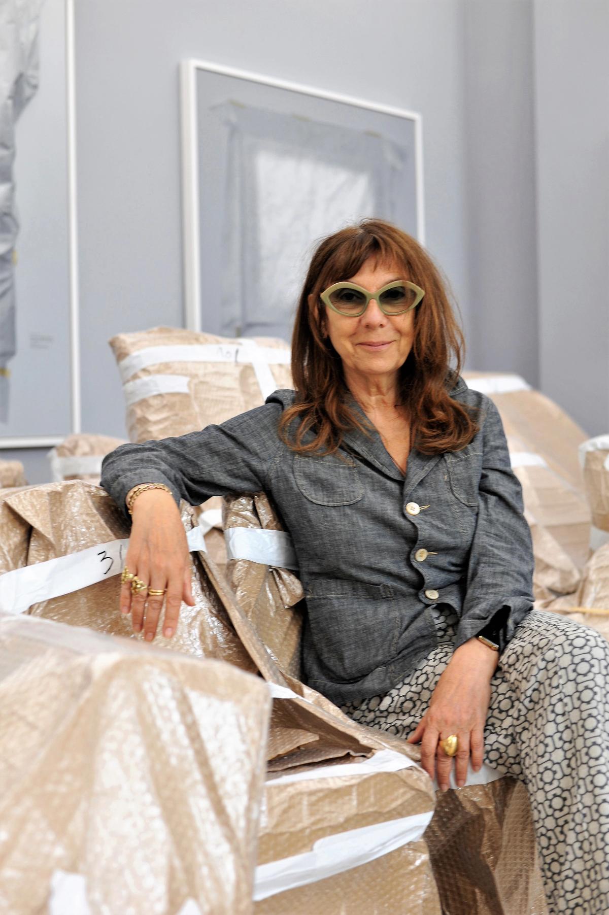 “Ben kontrol manyağıyım ama aynı zamanda karşıma çıkanlarla oynamayı da seviyorum.” Sophie Calle, Walker Art Center’daki son sergisi Overshare’in ardındaki paradoksu açıklıyor.
© YVES GÉANT, PAULA COOPER GALLERY