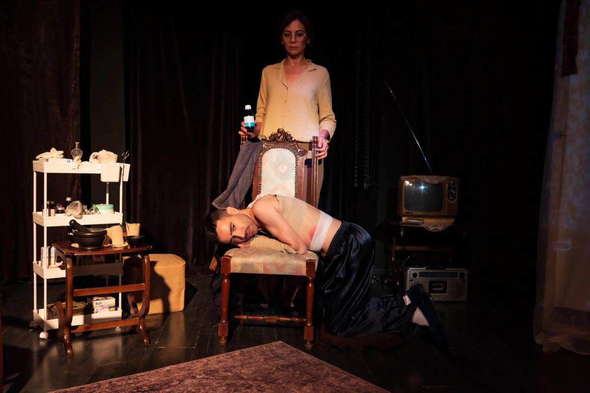 1 Oda 1 Tiyatro’nun yeni oyunu Yansıma, Olcay Tanberken ve Semra Özgün Emrah’ın performanslarıyla sahnede hayat buluyor.FOTOĞRAF: © VOLKAN ERKAN