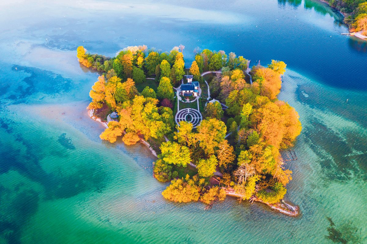 Almanya’nın Bavyera eyaletindeki Starnberg Gölü’nde yer alan pitoresk Roseninsel (Gül Adası), tarih öncesine ait ahşap ev yerleşimlerinin kalıntılarını içermektedir. Alan, dalgalar, kar ve buzun yanı sıra kimyasal ve biyolojik tehlikelerin yol açtığı hasar açısından değerlendiriliyor.
ROSENINSEL: © MARTIN SIEPMANN / IMAGEBROKER / ALAMY STOCK PHOTO