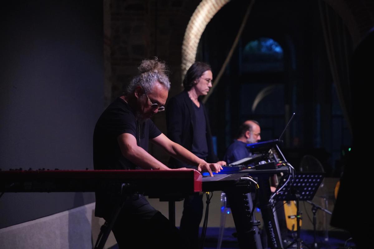 Khundaray Ensemble’ın kurucuları Kamil Özavar ve Hakan Özer, müziklerinin çağdaş sanatlarla ilişkisinde bir arayış içinde olduklarını söylüyorlar.

© OKYANUS AŞKIN, CI, 2023