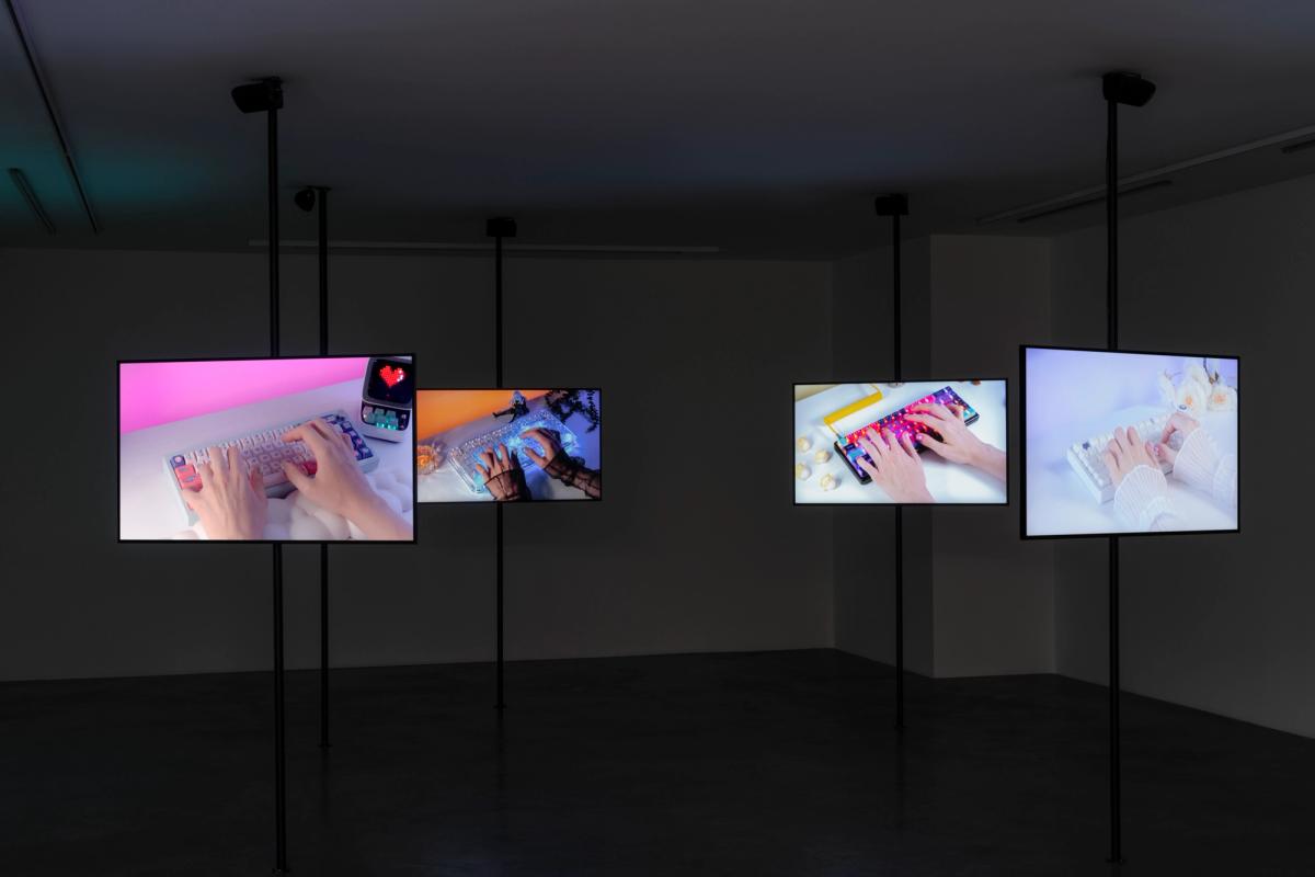 Berkay Tuncay, “Yazının Öyküsü ASMR” (2024), 5 kanallı video, ses, 55' 19'', 5 + 2 AP.
© BERKAY TUNCAY, SANATORIUM, FOTOĞRAF: © ZEYNEP FIRAT