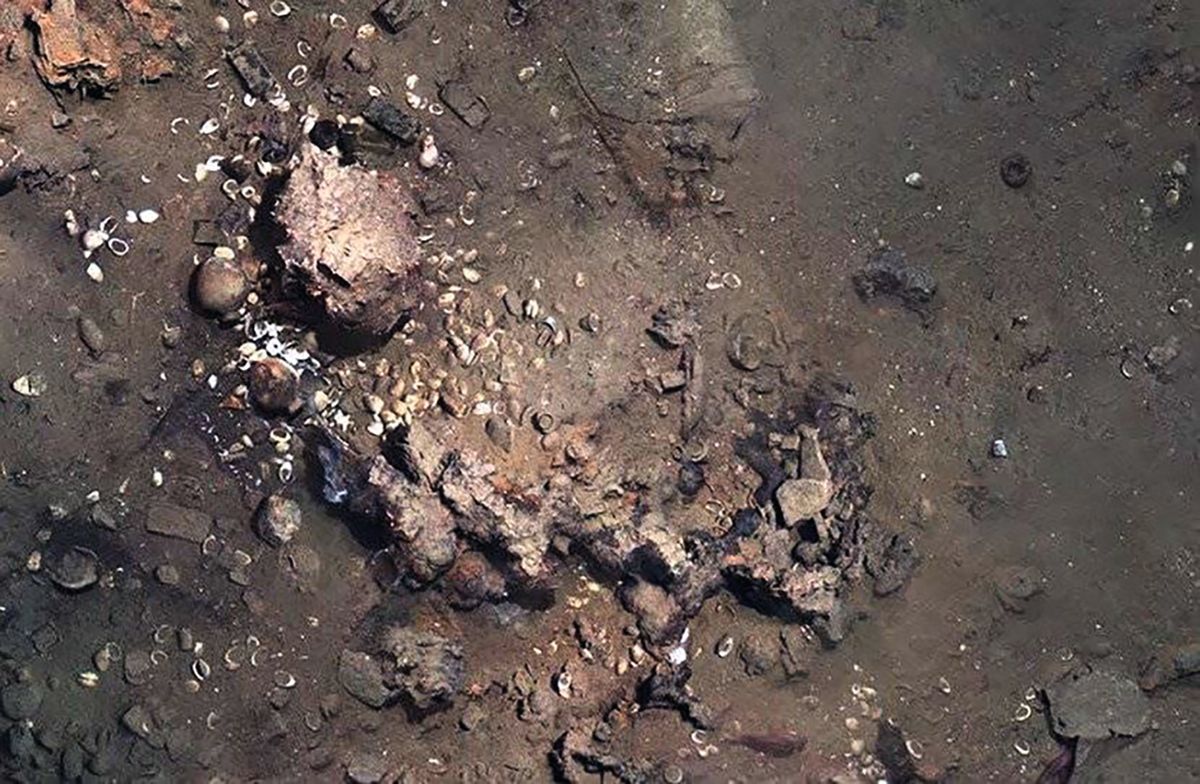 San José kalyonundan su altı kalıntıları, (solda) ve Samuel Scott’un “Wager’s Action off Cartagena” (Wager’ın Cartagena Saldırısı) eseri, 28 Mayıs 1708 (yaklaşık 1743-1747), geminin batışını gösteriyor.