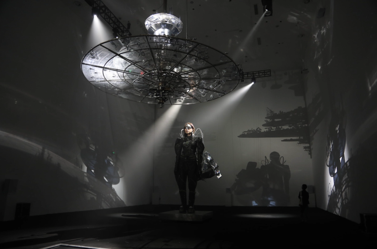 Tim Yip, Lili. Sanatçı ve Asprey Studio izniyle. 