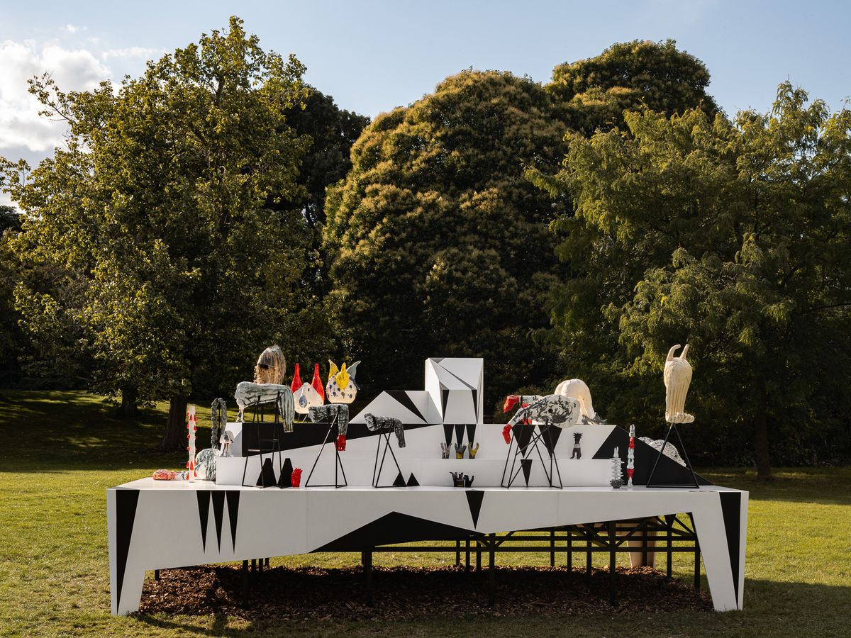 İnci Eviner, “Materials of Mind Theatre” (Zihin Tiyatrosunun Malzemeleri), Frieze Sculpture’da.
© İNCİ EVİNER, FOTOĞRAF: © FRANCESCO RUSSO