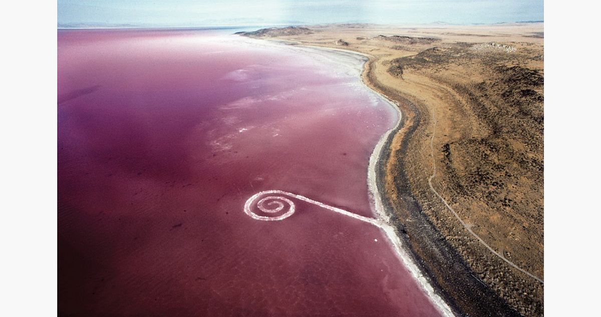 Robert Smithson, Spiral Jetty, Great Salt Lake, Utah, 1970.
© Holt/Smithson Foundation ve Dia Art Foundation/Artists Rights Society (ARS), New York tarafından lisanslanmıştır.
Fotoğraf: Nancy Holt, Holt/Smithson Foundation izniyle