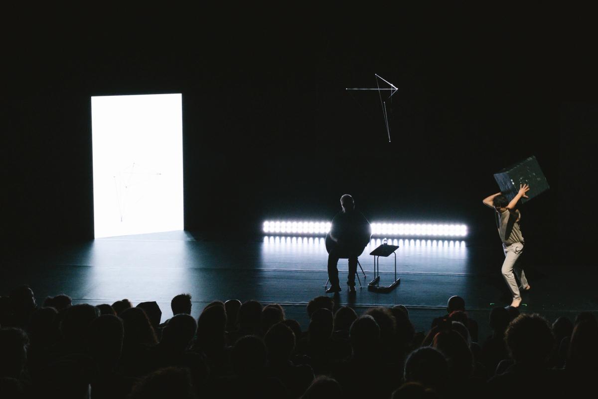 Endophasia, yalnızca bir sahne gösterisi değil; aynı zamanda nöroloji, dil bilim ve yapay zekanın iç içe geçtiği disiplinler arası bir araştırma.
(C) AYTEN ÇELİK