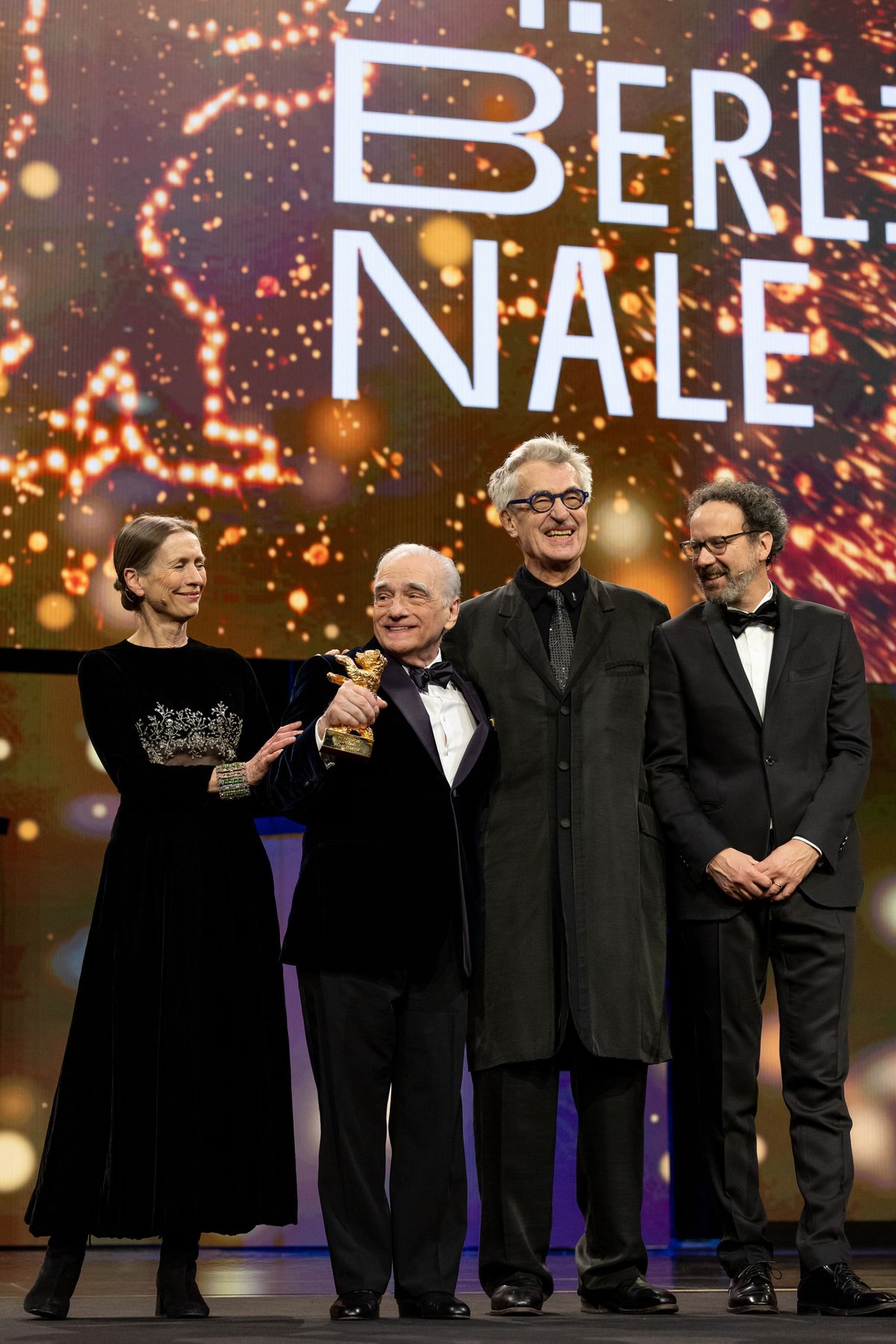 74. Berlinale'de Martin Scorsese'ye Yaşam Boyu Onur Ödülü (Honorary Golden Bear) sunuldu. Mariëtte Rissenbeek, Martin Scorsese, Wim Wenders ve Carlo Chatrian.
Fotoğraf: berlinale.de