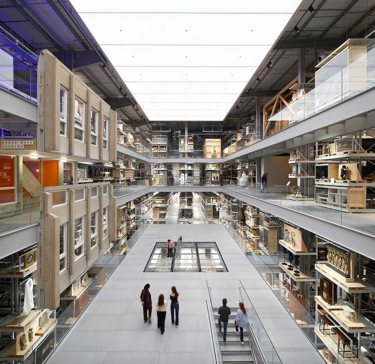 Raf ömrü: Kensington’daki Victoria & Albert Müzesi’nin yeni uzantısı olan Stratford’daki V&A East Storehouse, geçen yıl mayıs ayında kapılarını aralamasından bu yana güçlü bir başlangıç yaptı ve ayda ortalama 60 bin ziyaretçiyi ağırladı.