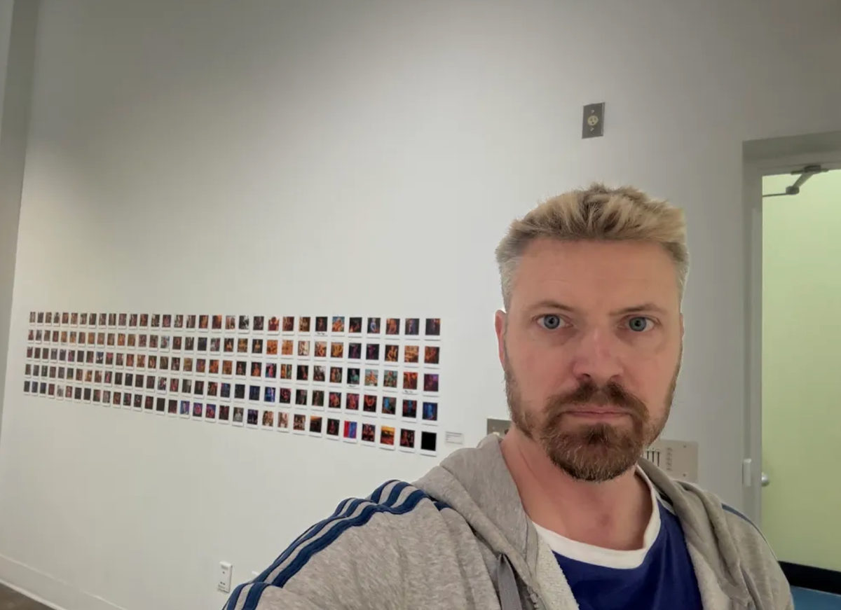 Sanatçı Nick Dwyer, "Shadow Searching: ChatGPT psychosis" (2025) isimli eseriyle. Bir başka öğrenci eserini yemeden önce. 

Nick Dwyer