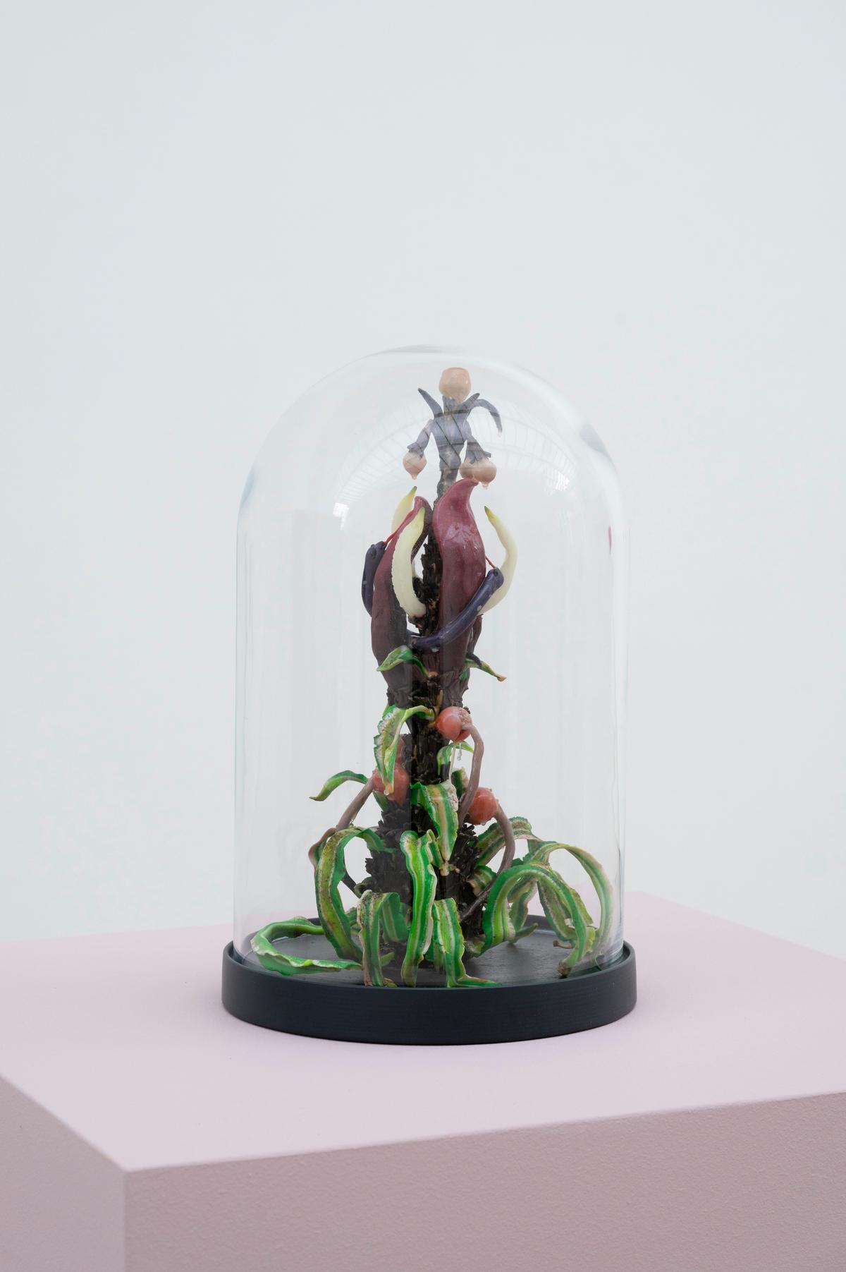 “İsimsiz”, Sex Reenchanted, Heidelberger Kunstverein, 2024. Polimer kil, reçine, cam fanus, 25x32 cm (Heidelberger Kunstverein izniyle). © ŞAFAK ŞULE KEMANCI, FOTOĞRAF: TANJA MEIßER