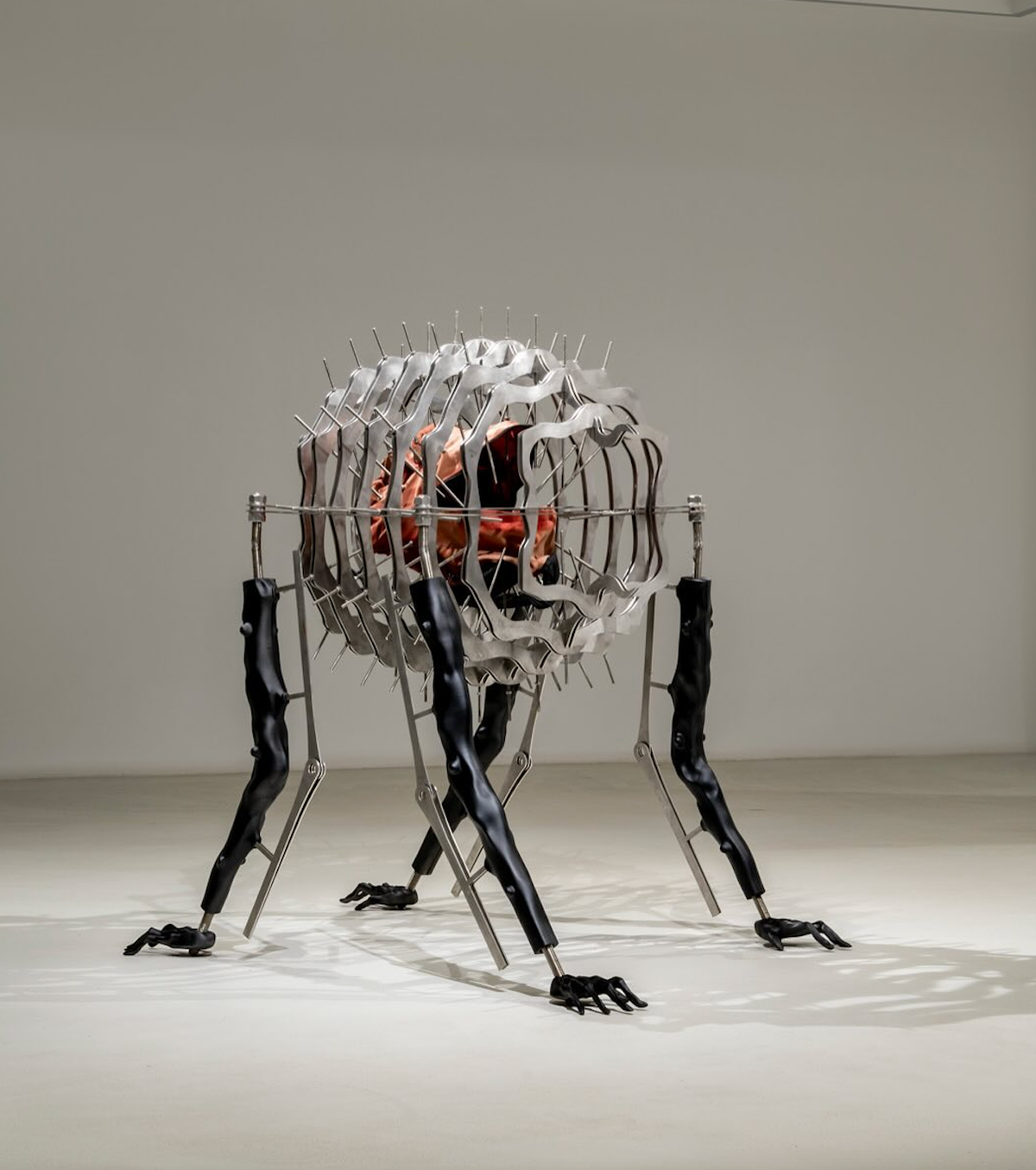 Deniz Kulaksızoğlu, yarına ödev var mı, 2024, paslanmaz çelik, 13 sene kullanılmış okul çantası, pla, yumurta, uv sticker baskı.
Fotoğraf: Zeynep Fırat