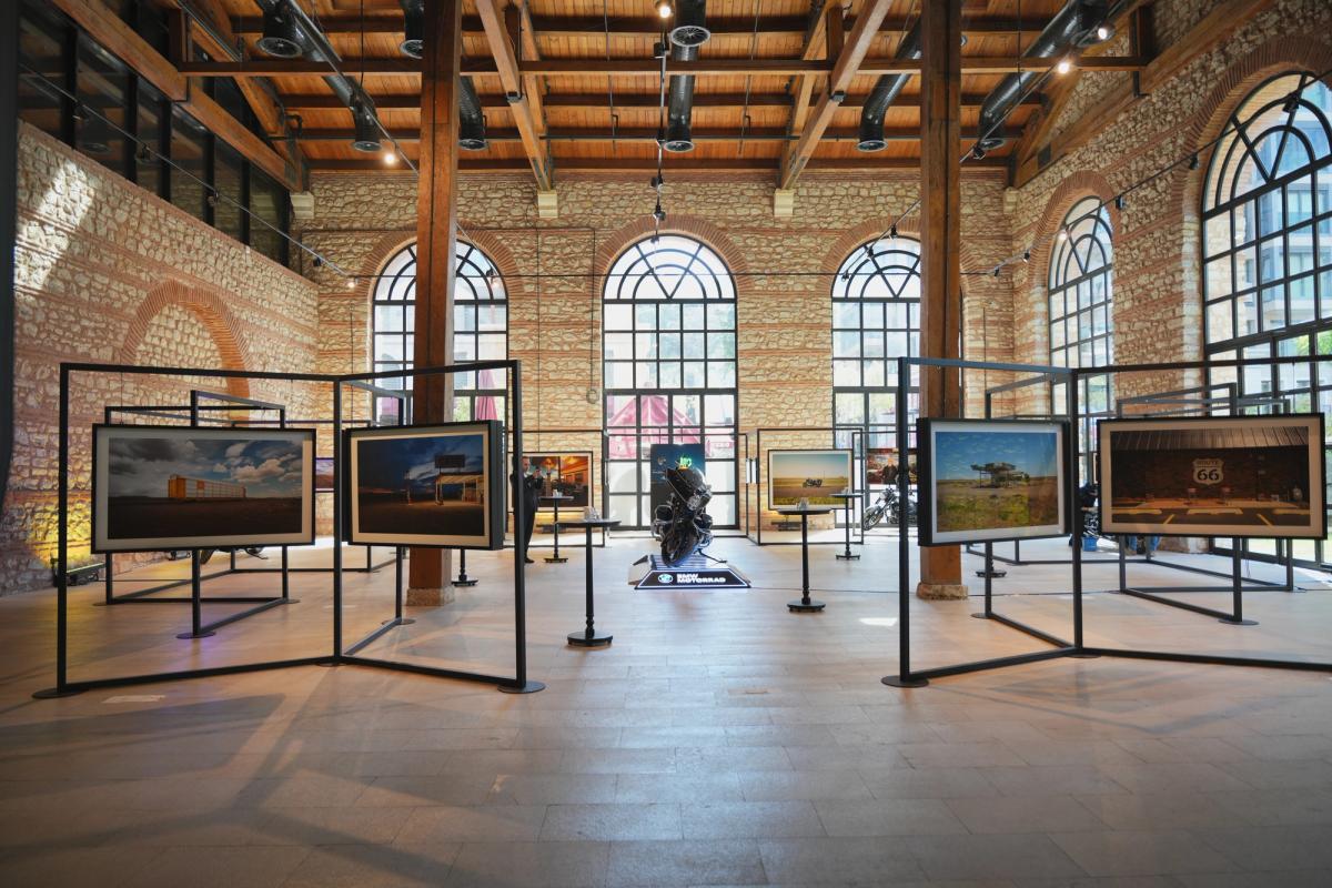 BMW Motorrad Türkiye, Contemporary İstanbul Vakfı, Borusan Otomotiv'in katkılarıyla düzenlenen The Mother Road Sergisi
Fotoğraf Enstalasyonu: © Rızacan Kumaş