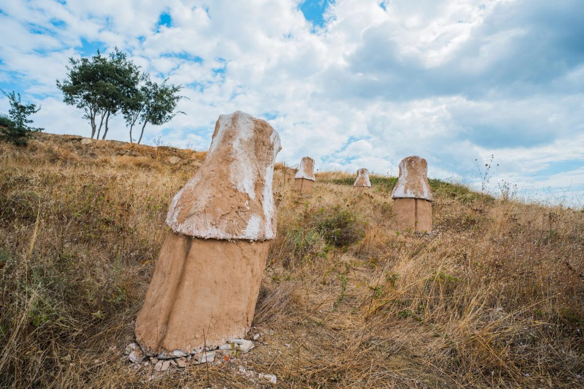 Eda Şarman, "İnatçı Keçi", 2024, Mdf iskelet ve horasan harcı, 80 x 80 x 170 cm (her biri)