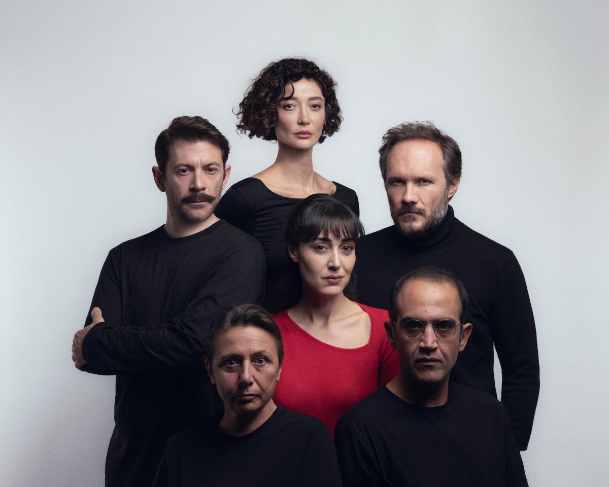 Saat yönünde Jak Cem Avnayim, Özlem Öçalmaz, Deniz Celiloğlu, Emrah Özdemir,Işıl Dayıoğlu,Tuğçe Altuğ.
© TİYATRO CİRCA