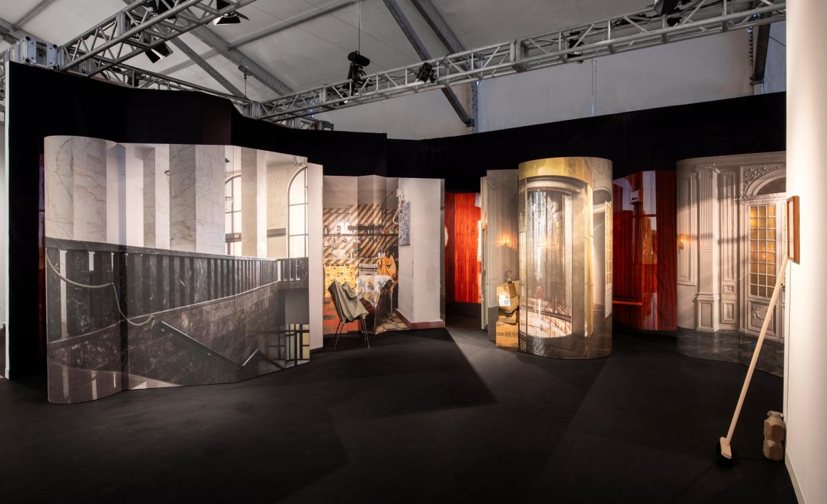 FENDI Casa’nın ürettiği çift taraflı paravanların bir yüzü markanın iç mekânlarından görseller yansıtıyordu.
BLESS VE FENDI: © BLESS, FENDI, 2023