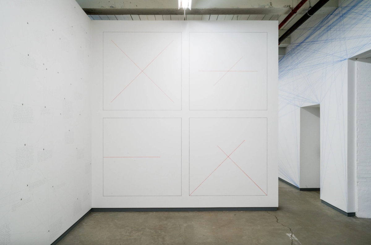 LeWitt'in duvar çizimleri. "Wall Drawing 154" (1973, sol alt köşe), siyahla çizilmiş bir karenin sol kenarının ortasından diğer tarafa doğru uzanan kırmızı bir çizgiden oluşuyor.
(C) SOL LEWITT, MASS MOCA, FOTOĞRAF: KAELAN BURKETT