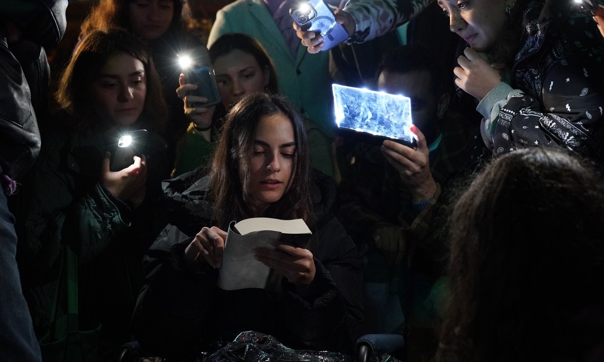 Emrah Kolukısa, Nilüfer Kent Tiyatrosu sanat yönetmeni Murat Daltaban ...
