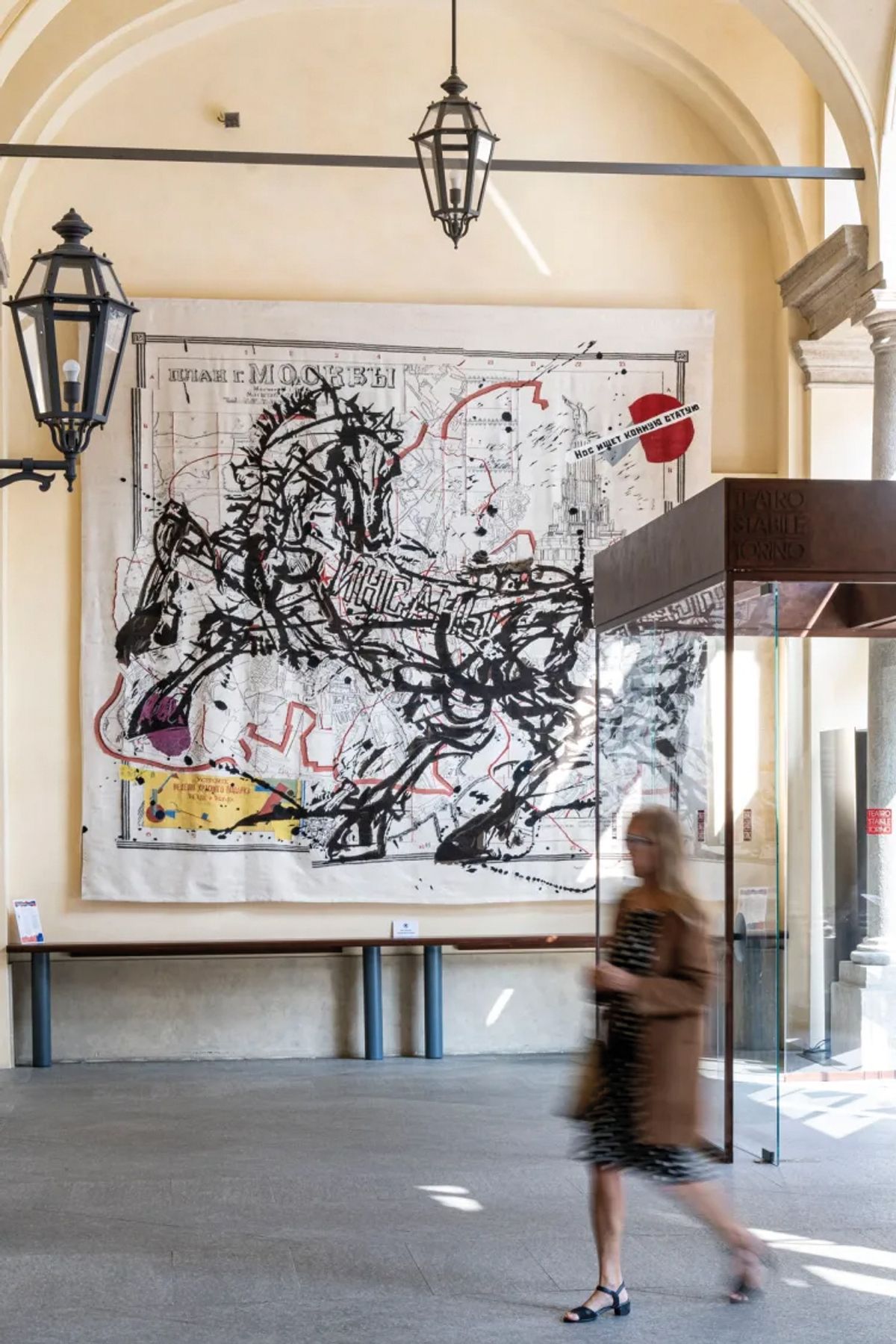 William Kentridge, “City of Moscow (Map: Geodetic Bureau for the planning of the City of Moscow)” (Harita: Moskova Şehrinin Planlanması İçin Jeodezi Bürosu),Teatro Carignano Torino, 1940.
WILLIAM KENTRIDGE: © GIORGIO PEROTTINO