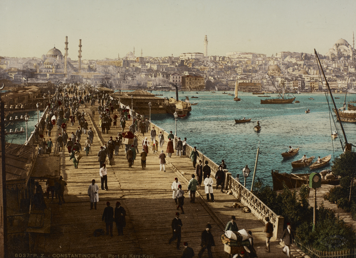 Georgina Max Müller, her biri birer sanat eseri gibi yükselen saraylar ve yalıların, denizin sakin yüzeyine yansıyarak tüm şehri birer mücevher gibi parlattığını anlatıyor.
GALATA: (C) KRALİYET KÜTÜPHANESİ, DANİMARKA ULUSAL KÜTÜPHANESİ VE KOPENHAG ÜNİVERSİTESİ KÜTÜPHANESİ