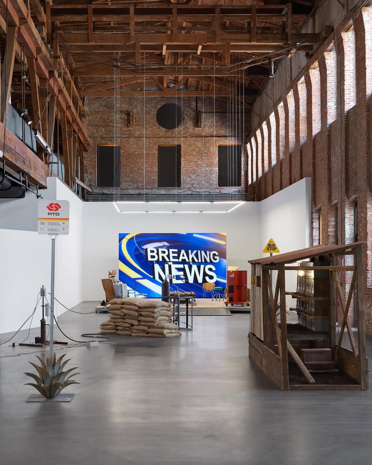 American Artist’ten Shaper of God’ın enstalasyon görüntüsü, Pioneer Works.
SHAPER OF GOD:© DAN BRADICA STUDIO, © PIONEER WORKS