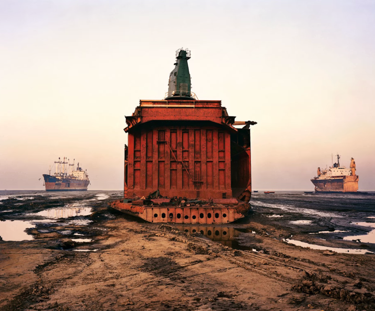 Edward Burtynsky, Shipbreaking #49, Chittagong, Bangladesh, 2001 

© Edward Burtynsky, Howard Greenberg Gallery, New York izniyle 