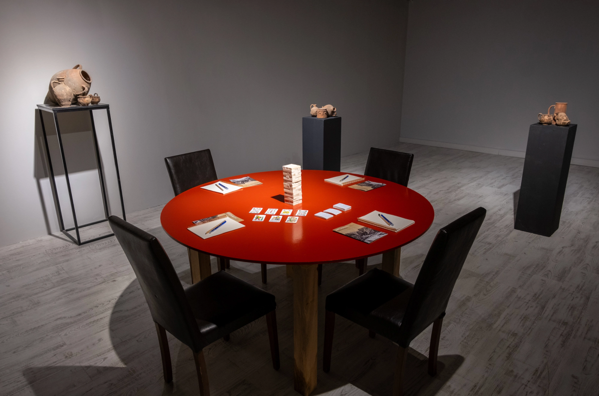 David Blandy, Artzamanlı, Masaüstü Rol Yapma Oyunu, 2024 Diachronic, TTRPG, 2024. Sergiden görünüm, Fotoğraf: Saygın Mavinil, CABININ, 2025